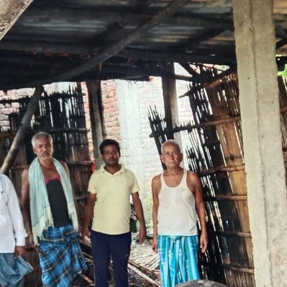 शिवहर के सलेमपुर गांव में लगी भीषण आग:लाखों की संपत्ति जलकर राख, एक गाय की मौत, दो मवेशी झुलसे शिवहर के सलेमपुर गांव में लगी भीषण आग:लाखों की संपत्ति जलकर राख, एक गाय की मौत, दो मवेशी झुलसे