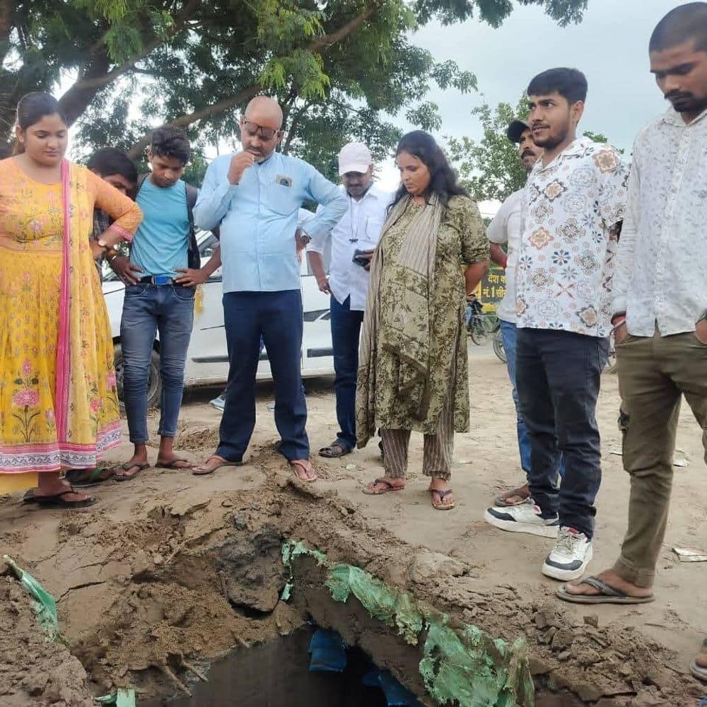 मधेपुरा में 72 करोड़ के नाले की जांच:तीन सदस्यीय टीम ने निर्माण की गुणवत्ता परखी, घटिया सामग्री के इस्तेमाल का आरोप मधेपुरा में 72 करोड़ के नाले की जांच:तीन सदस्यीय टीम ने निर्माण की गुणवत्ता परखी, घटिया सामग्री के इस्तेमाल का आरोप