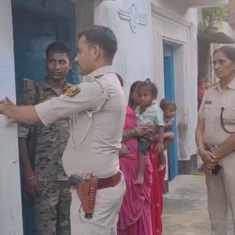 बालू माफिया के घर पुलिस ने चिपकाया नोटिस:नवादा में अवैध संपत्ति होगी जब्त, 5 महीने पहले 12 ट्रैक्टर पकड़े गए थे बालू माफिया के घर पुलिस ने चिपकाया नोटिस:नवादा में अवैध संपत्ति होगी जब्त, 5 महीने पहले 12 ट्रैक्टर पकड़े गए थे