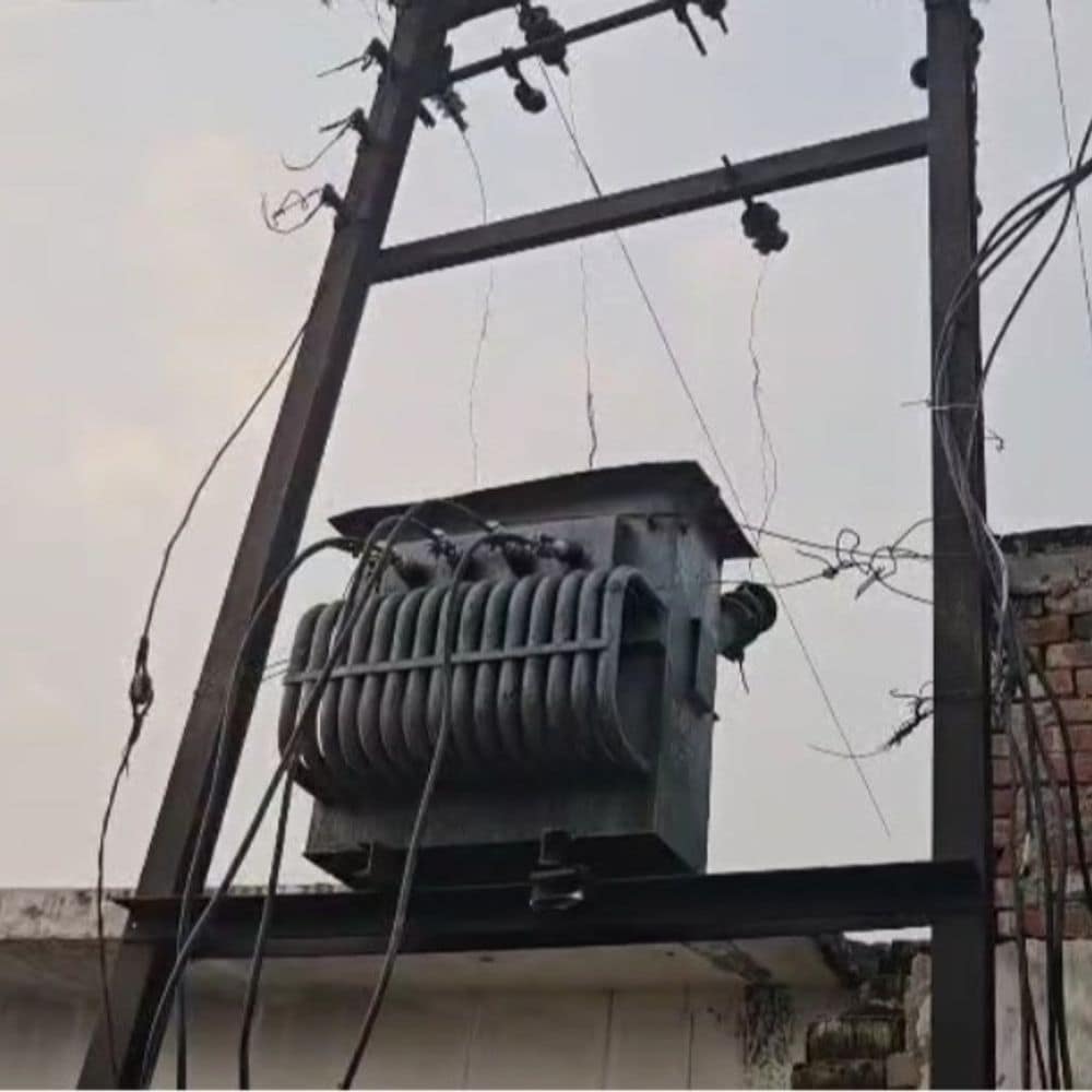 संभल में 10 दिन से फूटा ट्रांसफॉर्मर नहीं बदला:50 घरों में छाया अंधेरा, लोगों में आक्रोश संभल में 10 दिन से फूटा ट्रांसफॉर्मर नहीं बदला:50 घरों में छाया अंधेरा, लोगों में आक्रोश