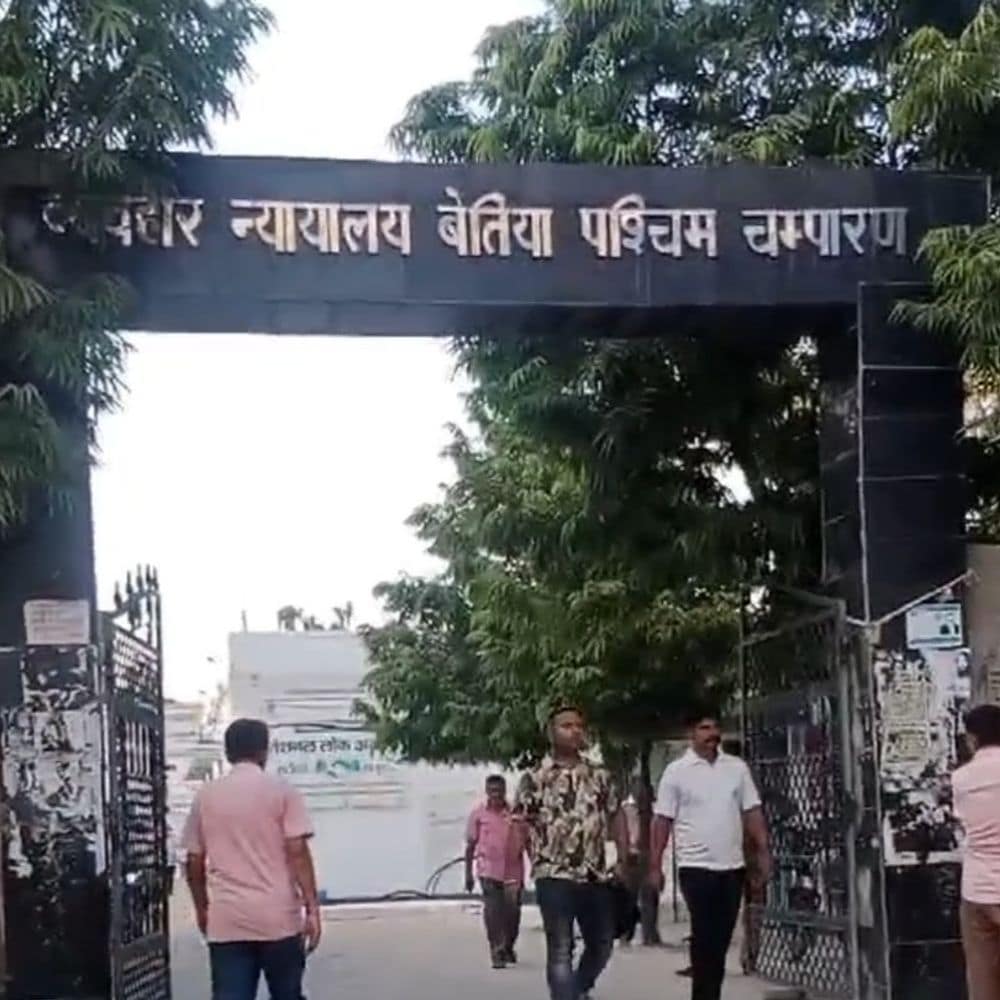 बेतिया में शराब तस्करी में दो दोषी:कोर्ट ने सुनाई 5-5 साल की सजा, एक-एक लाख का जुर्माना भी बेतिया में शराब तस्करी में दो दोषी:कोर्ट ने सुनाई 5-5 साल की सजा, एक-एक लाख का जुर्माना भी