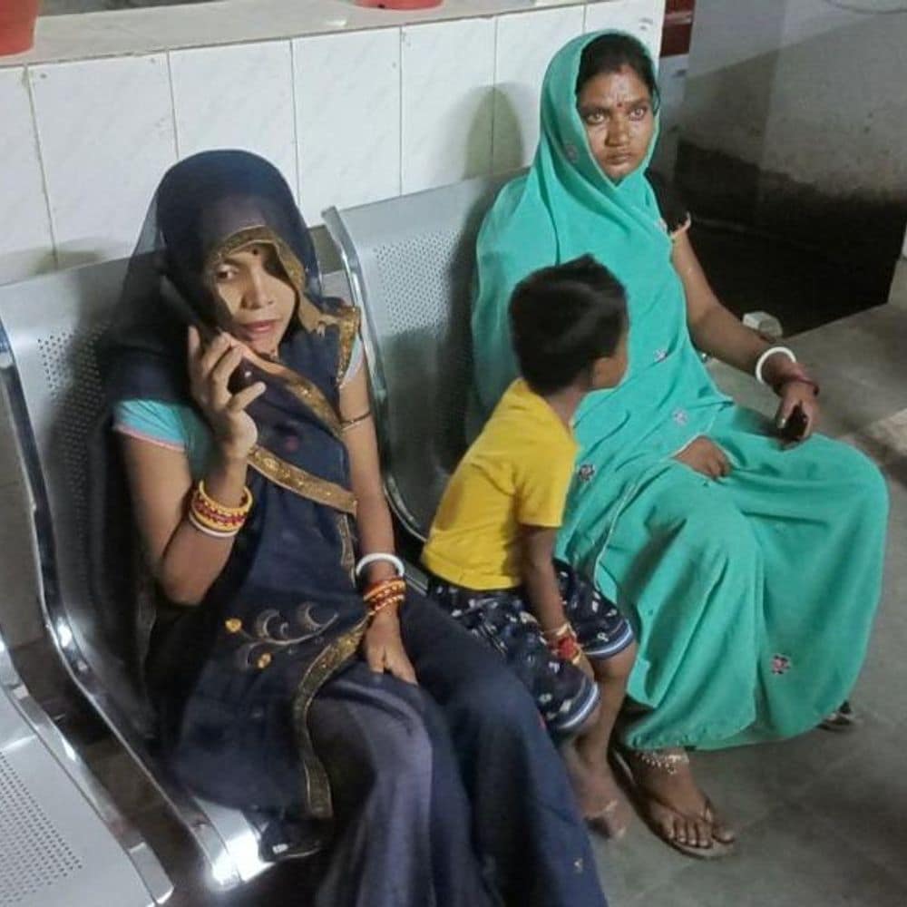 पिपराही स्वास्थ्य केंद्र से 18 माह की बच्ची लापता:मां काउंटर पर पर्ची बनवा रही थी, CCTV खराब मिला; पुलिस कर रही तलाश