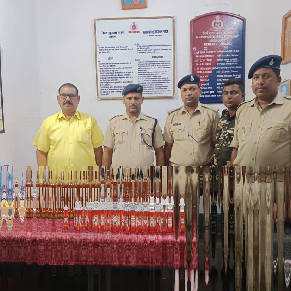 चित्तरंजन स्टेशन पर शराब बरामद:प्लेटफॉर्म पर मिली 13 हजार की विदेशी शराब, बैग में रखीं थीं बोतलें