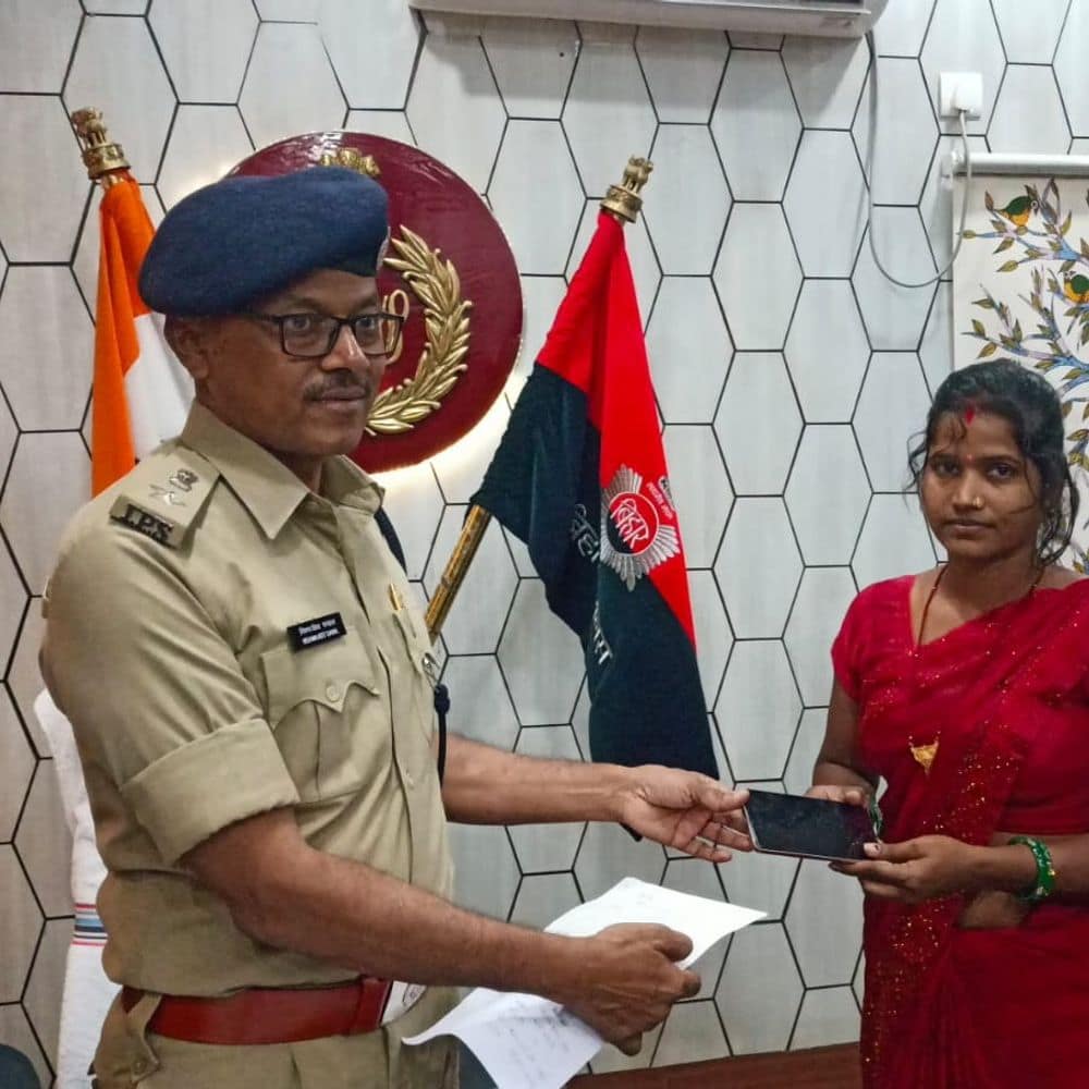 जमुई पुलिस ने खोए मोबाइल ढूंढकर लौटाए:23 फोन मालिकों को वापस मिले, कीमत 3.45 लाख रुपए