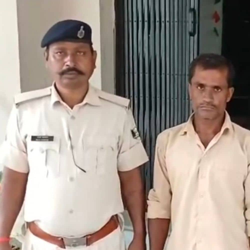 जमीन विवाद में हमले का आरोपी गिरफ्तार:खेत में काम करते समय पुलिस ने दबोचा, भाई अभी भी फरार जमीन विवाद में हमले का आरोपी गिरफ्तार:खेत में काम करते समय पुलिस ने दबोचा, भाई अभी भी फरार