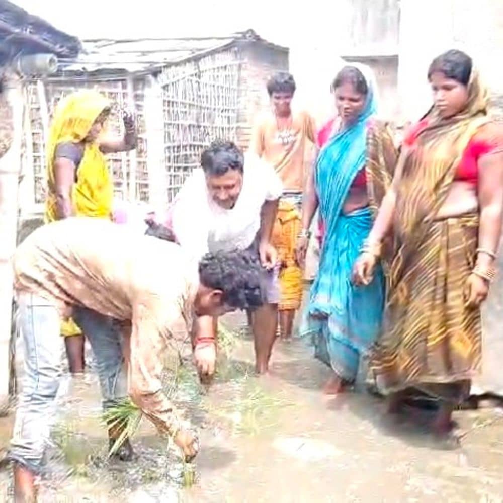 मधेपुरा में सड़क पर धान रोप ग्रामीणों का विरोध:10 सालों से खराब सड़क को लेकर आक्रोश, बोले- रोड नहीं तो वोट नहीं मधेपुरा में सड़क पर धान रोप ग्रामीणों का विरोध:10 सालों से खराब सड़क को लेकर आक्रोश, बोले- रोड नहीं तो वोट नहीं