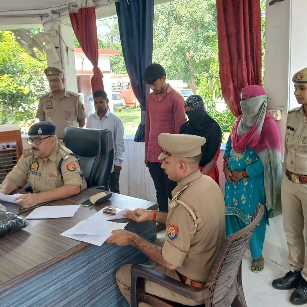 मृतक को जिंदा करने के लिए कब्रिस्तान से शव निकाला:कुशीनगर में मां-मौसी समेत 4 गिरफ्तार, पुलिस बोली- झाड़-फूंक करके जिंदा करने की कोशिश मृतक को जिंदा करने के लिए कब्रिस्तान से शव निकाला:कुशीनगर में मां-मौसी समेत 4 गिरफ्तार, पुलिस बोली- झाड़-फूंक करके जिंदा करने की कोशिश
