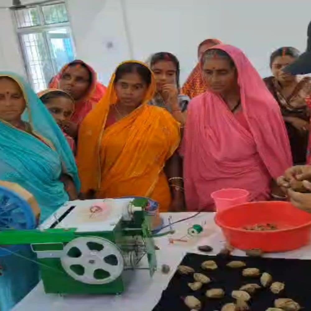 बांका में 24 महिला को मिला आधुनिक तकनीक का प्रशिक्षण:मेरा रेशम मेरा अभिमान के तहत महिलाओं ने सीखी तसर रीलिंग