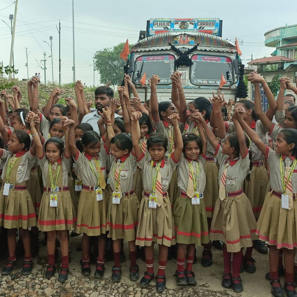 सड़क की खस्ता हालत से परेशान स्कूली बच्चों का प्रदर्शन:गिरिडीह-जमुआ मार्ग पर लगाया जाम, रोड में बने गड्ढों से जूझ रहे लोग सड़क की खस्ता हालत से परेशान स्कूली बच्चों का प्रदर्शन:गिरिडीह-जमुआ मार्ग पर लगाया जाम, रोड में बने गड्ढों से जूझ रहे लोग