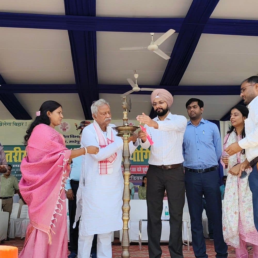 मधेपुरा में 3 दिवसीय मशाल खेल प्रतियोगिता शुरू:5 खेलों में खिलाड़ी दिखाएंगे दमखम, CM की फोटो वाली टी-शर्ट में नजर आए बच्चे मधेपुरा में 3 दिवसीय मशाल खेल प्रतियोगिता शुरू:5 खेलों में खिलाड़ी दिखाएंगे दमखम, CM की फोटो वाली टी-शर्ट में नजर आए बच्चे