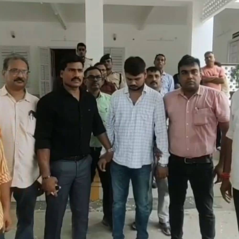 क्लर्क 30 हजार की रिश्वत लेते रंगेहाथ गिरफ्तार:सारण में निगरानी विभाग की कार्रवाई, भू-अर्जन कार्यालय में हड़कंप