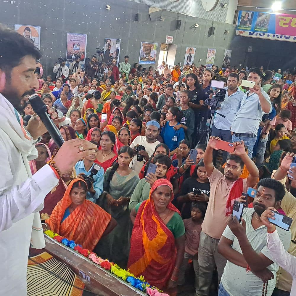 गोपालगंज में हजारों महिलाओं ने कांग्रेस नेता को बांधी राखी:रक्षाबंधन पर कांग्रेस की अनूठी पहल, महिला सुरक्षा का लिया संकल्प