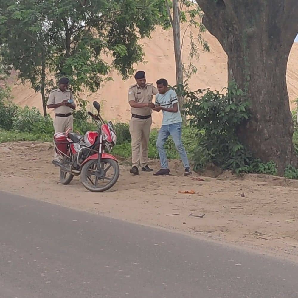 जमुई में गाड़ी जांच के समय झड़प:ट्रैफिक पुलिस और युवक के बीच हाथापाई, पुलिस पर लगाया 4000 रुपए मांगने का आरोप जमुई में गाड़ी जांच के समय झड़प:ट्रैफिक पुलिस और युवक के बीच हाथापाई, पुलिस पर लगाया 4000 रुपए मांगने का आरोप