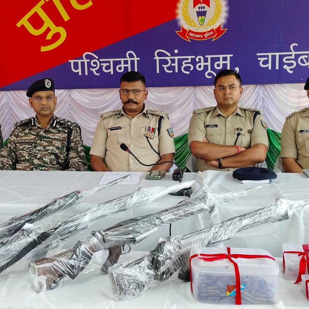 चाईबासा में पुलिस ने हथियार किया बरामद:4 SLR राइफल और 527 कारतूस मिले, 13 अगस्त को नक्सलियों से हुई थी मुठभेड़