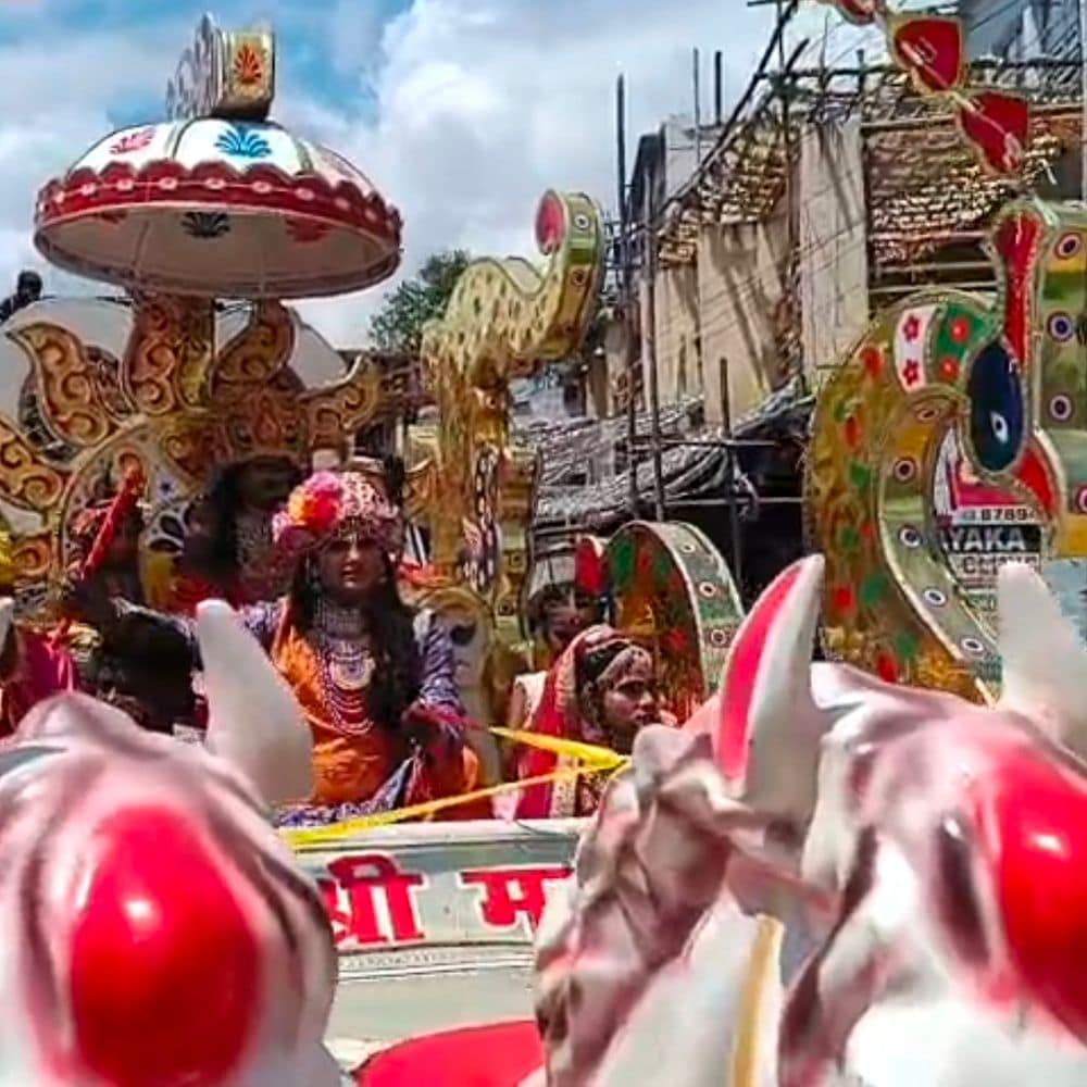 कृष्ण जन्मोत्सव पर यदुवंशी समाज की शोभायात्रा:रामगढ़ के पटेलनगर से थाना मैदान तक निकली यात्रा, सैकड़ों लोग हुए शामिल