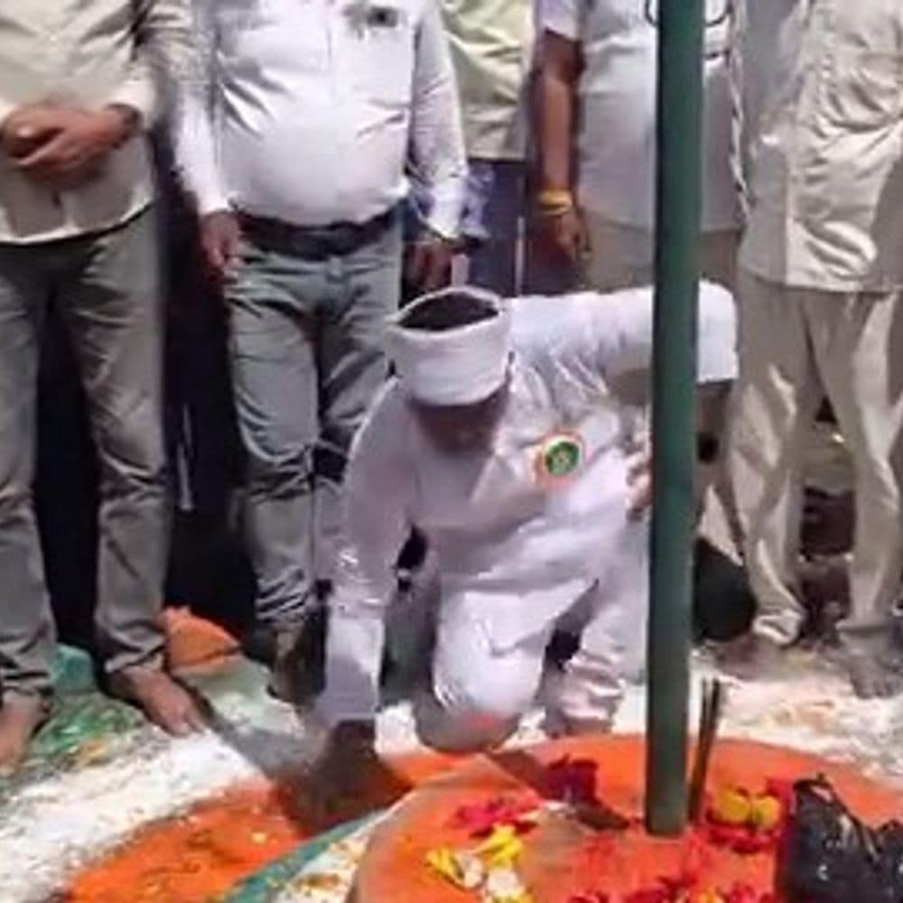ध्वजारोहण से पहले पूजा-पाठ और नारियल फोड़ा:जमुई में स्वतंत्रता दिवस पर धमना पंचायत में अनूठी परंपरा, ‘वंदे मातरम्’ के नारे ध्वजारोहण से पहले पूजा-पाठ और नारियल फोड़ा:जमुई में स्वतंत्रता दिवस पर धमना पंचायत में अनूठी परंपरा, ‘वंदे मातरम्’ के नारे