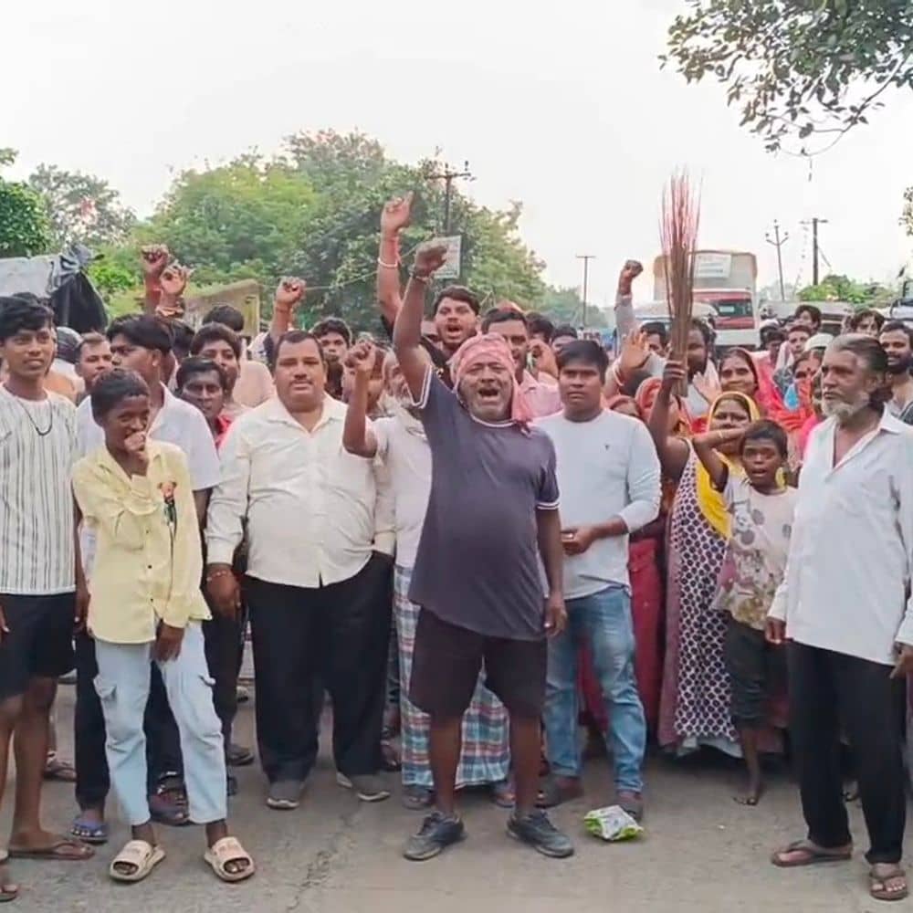 झरिया में खनन ब्लास्टिंग से बस्ती में गिरा पत्थर:एक साल का बच्चा बाल-बाल बचा, गुस्साए ग्रामीणों ने किया सड़क जाम झरिया में खनन ब्लास्टिंग से बस्ती में गिरा पत्थर:एक साल का बच्चा बाल-बाल बचा, गुस्साए ग्रामीणों ने किया सड़क जाम