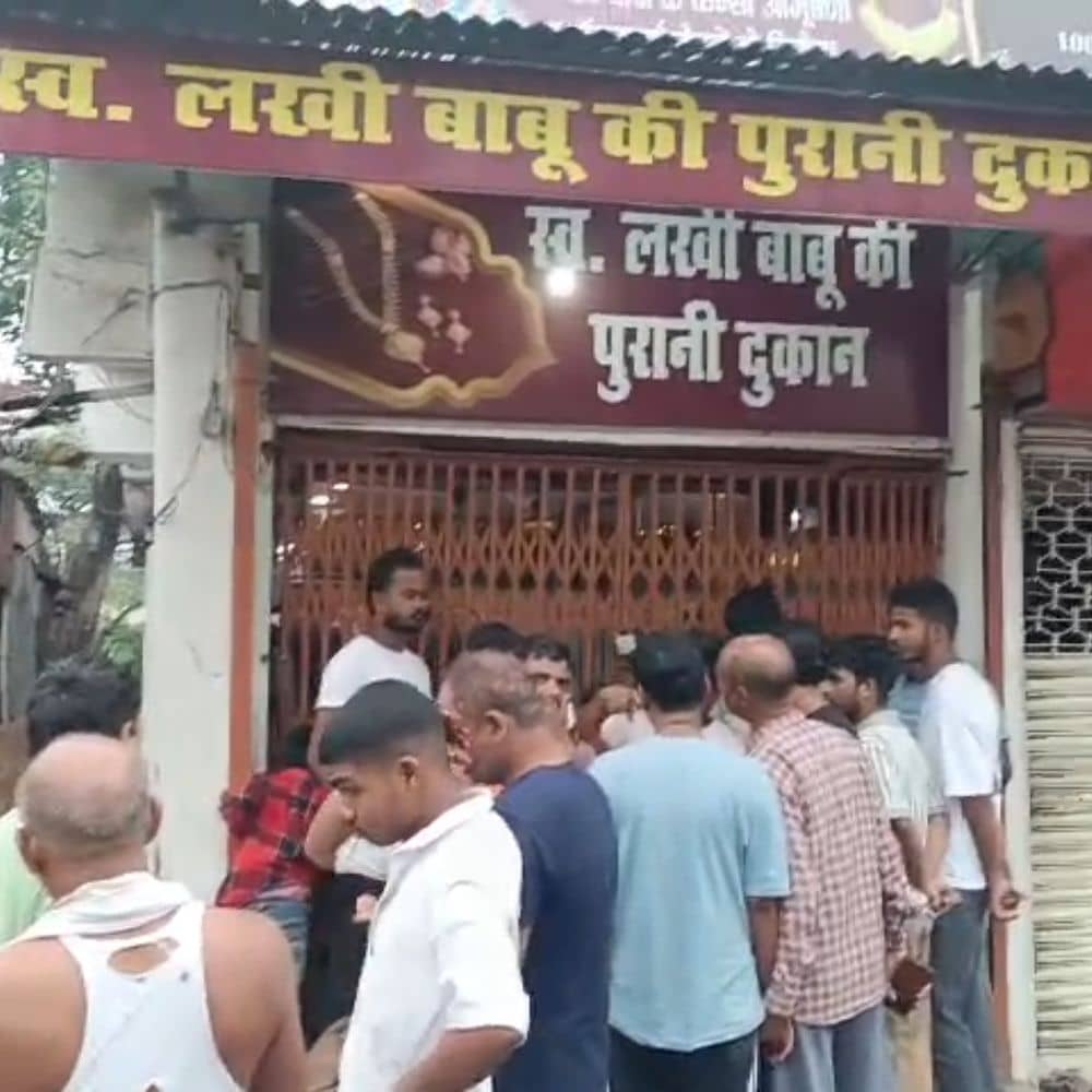 सीवान में 4 लाख के सोने और चांदी चुराए:दुकान का मेन गेट काट अंदर घुसे चोर, स्टाफ का सिर ईंट से फोड़ा
