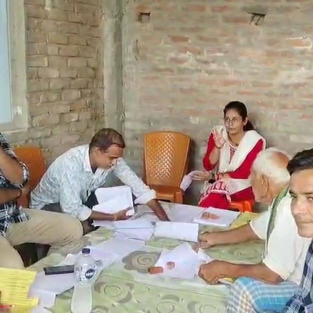 गोपालगंज में रेवेन्यू कैंपेन की शुरुआत:घर-घर जाकर जमीन दस्तावेजों की गलतियां सुधारेगी टीम, 20 सितंबर तक चलेगा अभियान गोपालगंज में रेवेन्यू कैंपेन की शुरुआत:घर-घर जाकर जमीन दस्तावेजों की गलतियां सुधारेगी टीम, 20 सितंबर तक चलेगा अभियान