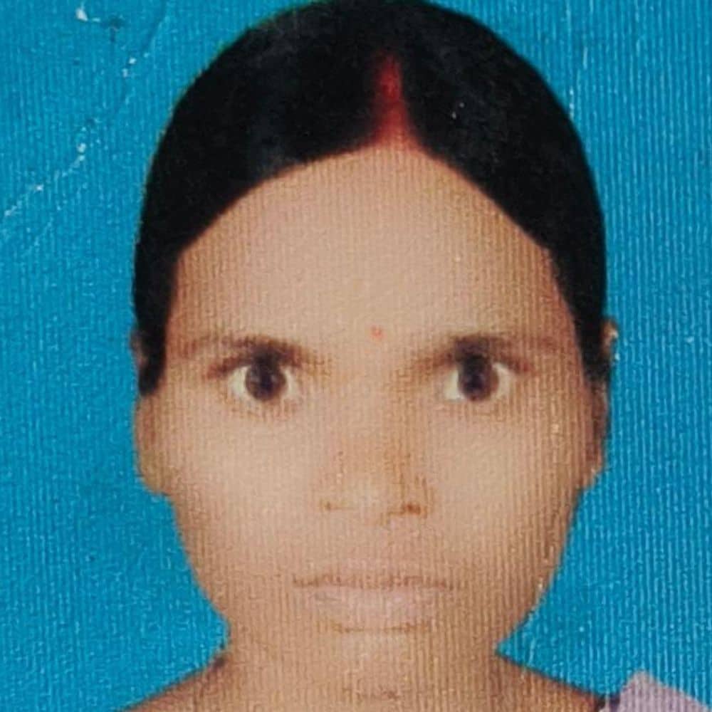 भरनो में मिट्टी की दीवार गिरने से महिला की मौत:पति मॉर्निंग वॉक पर था, लौटा तो पत्नी और बेटी मिट्टी में दबे मिले; बेटी घायल भरनो में मिट्टी की दीवार गिरने से महिला की मौत:पति मॉर्निंग वॉक पर था, लौटा तो पत्नी और बेटी मिट्टी में दबे मिले; बेटी घायल