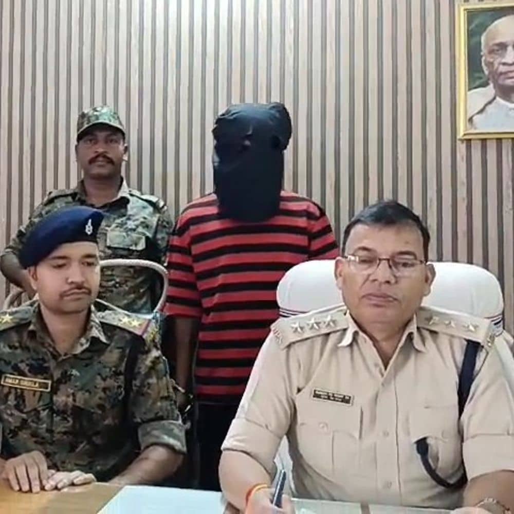 गुमला में चोरी का आरोपी गिरफ्तार:पुलिस ने 27 चांदी के सिक्के समेत कई जेवर किया बरामद, आरोपी पहले भी जा चुका है जेल