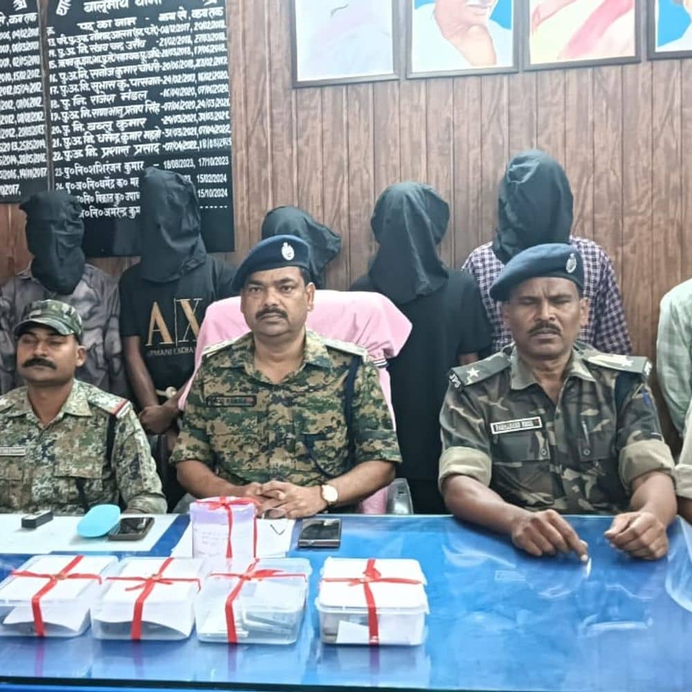 लातेहार में राहुल दुबे गैंग के 7 अपराधी गिरफ्तार:कोल साइडिंग में गोलीबारी और आगजनी में रहे हैं शामिल, 2 पिस्टल और कारतूस बरामद लातेहार में राहुल दुबे गैंग के 7 अपराधी गिरफ्तार:कोल साइडिंग में गोलीबारी और आगजनी में रहे हैं शामिल, 2 पिस्टल और कारतूस बरामद