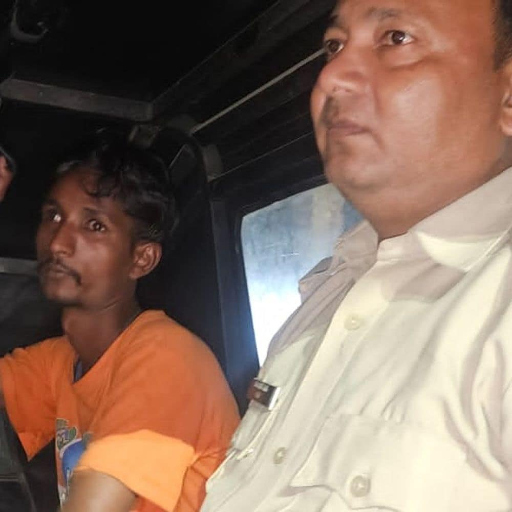 किशनगंज में 25 किलो गांजा के साथ तस्कर गिरफ्तार:5 लाख का 25 किलो गांजा जब्त, राजस्थान ले जा रहा था आरोपी किशनगंज में 25 किलो गांजा के साथ तस्कर गिरफ्तार:5 लाख का 25 किलो गांजा जब्त, राजस्थान ले जा रहा था आरोपी