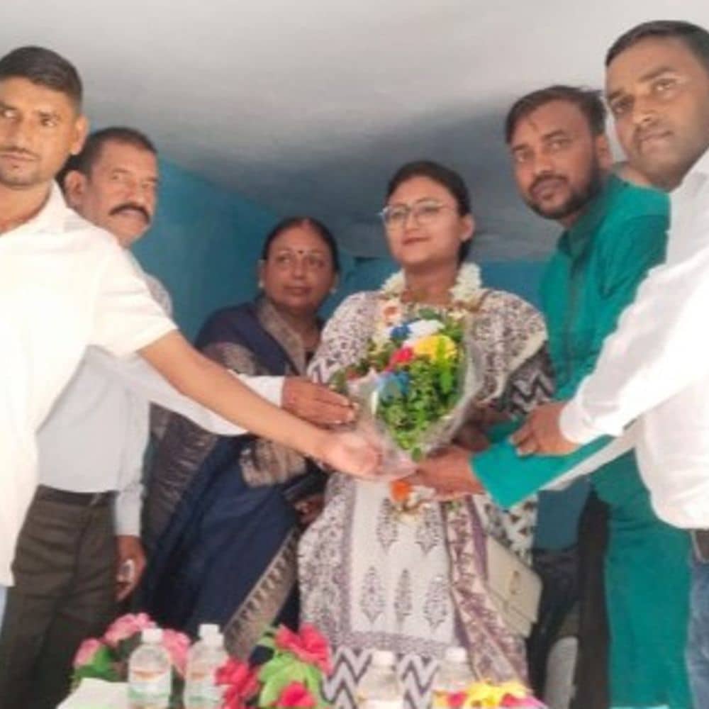 गयाजी की श्वेता राजभाषा अधिकारी बनकर गांव लौटीं:यूपीएससी परीक्षा में हुईं सफल, गांव के बच्चों से पढ़ाई जारी रखने का आग्रह गयाजी की श्वेता राजभाषा अधिकारी बनकर गांव लौटीं:यूपीएससी परीक्षा में हुईं सफल, गांव के बच्चों से पढ़ाई जारी रखने का आग्रह