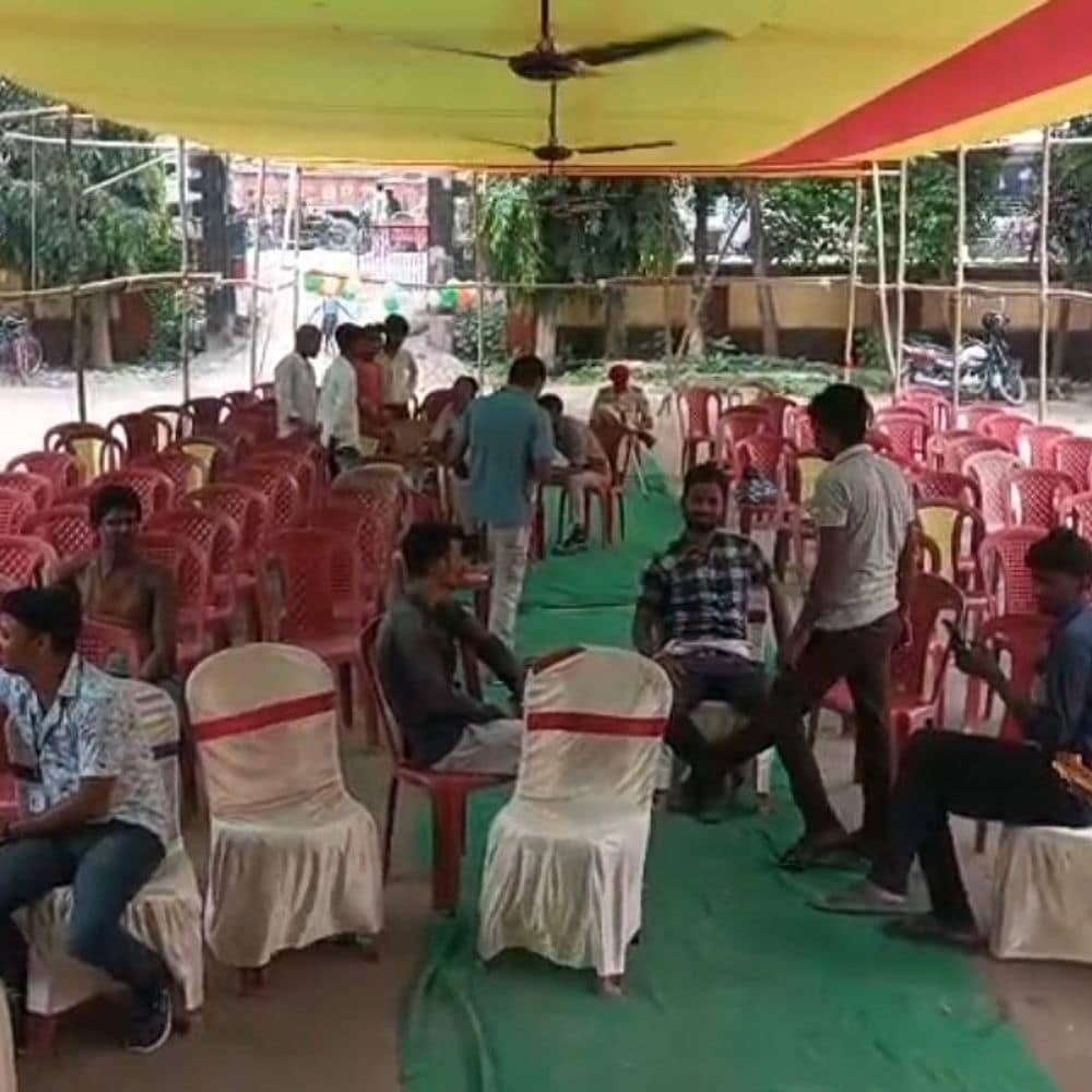 कटिहार में बिजली विभाग का जनसंवाद कार्यक्रम फ्लॉप:प्राणपुर में खाली रहीं कुर्सियां, प्रचार के अभाव में एक भी ग्रामीण नहीं पहुंचे