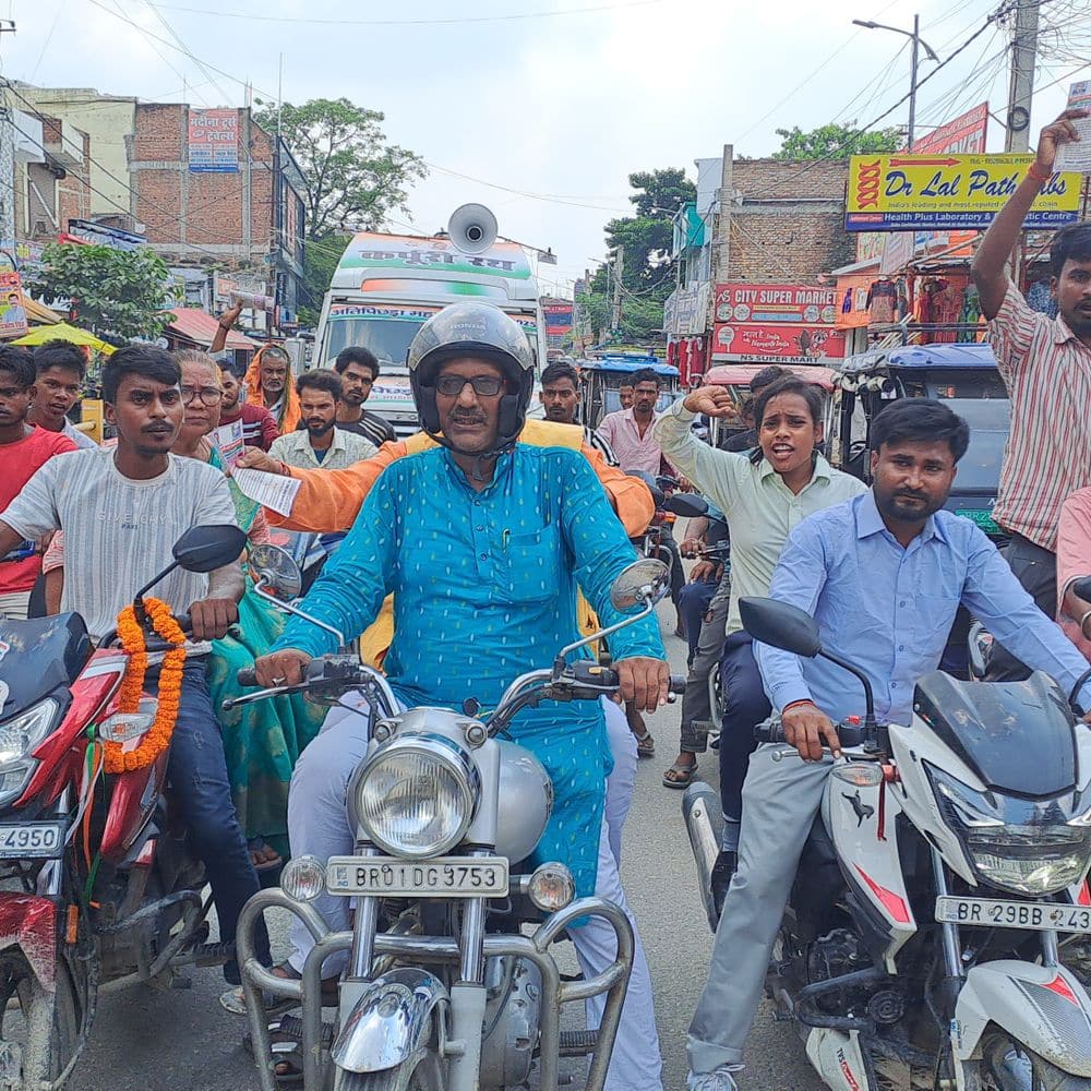 गोपालगंज में कर्पूरी जागरूकता रथ का आगमन:डॉ. भीमराव अंबेडकर की प्रतिमा पर माल्यार्पण, बाइक रैली और नुक्कड़ सभा का आयोजन