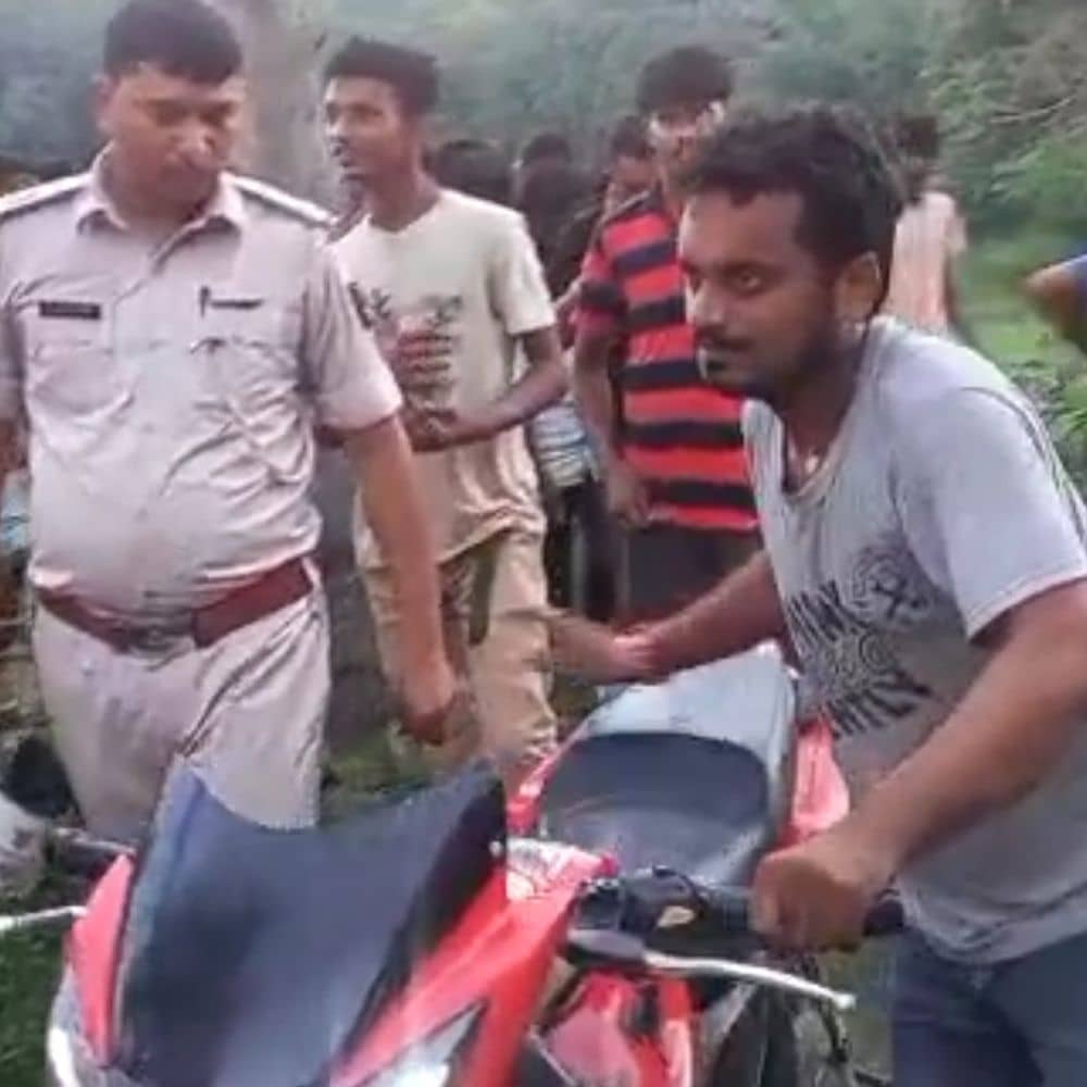 ATM लूट की कोशिश में इस्तेमाल बाइक बरामद:बेनीपट्टी में मलहा मोड़ के पास खेत से मिली, तीन लुटेरों ने दी थी वारदात को अंजाम