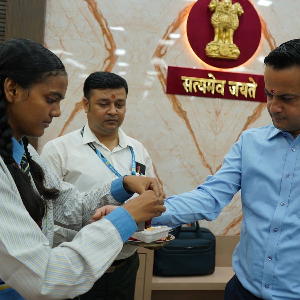 मधुबनी में छात्राओं ने डीएम को बांधी राखी:स्कूली बच्चियों ने दी दीर्घायु की शुभकामनाएं, भेंट किया गांधीजी की पेंटिंग मधुबनी में छात्राओं ने डीएम को बांधी राखी:स्कूली बच्चियों ने दी दीर्घायु की शुभकामनाएं, भेंट किया गांधीजी की पेंटिंग
