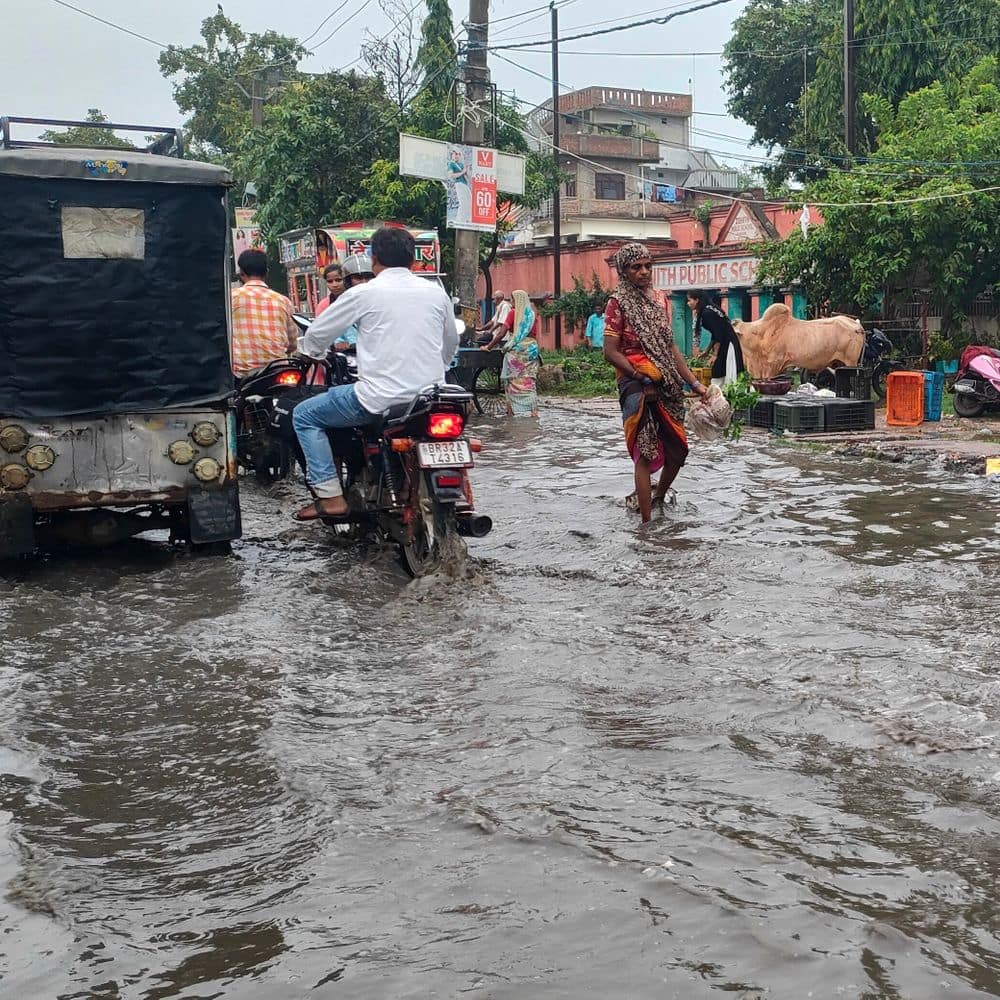 मधुबनी में मामूली बारिश ने खोली नगर परिषद की पोल:स्टेशन रोड समेत कई इलाके जलमग्न, नालियों की सफाई न होने से बढ़ी परेशानी