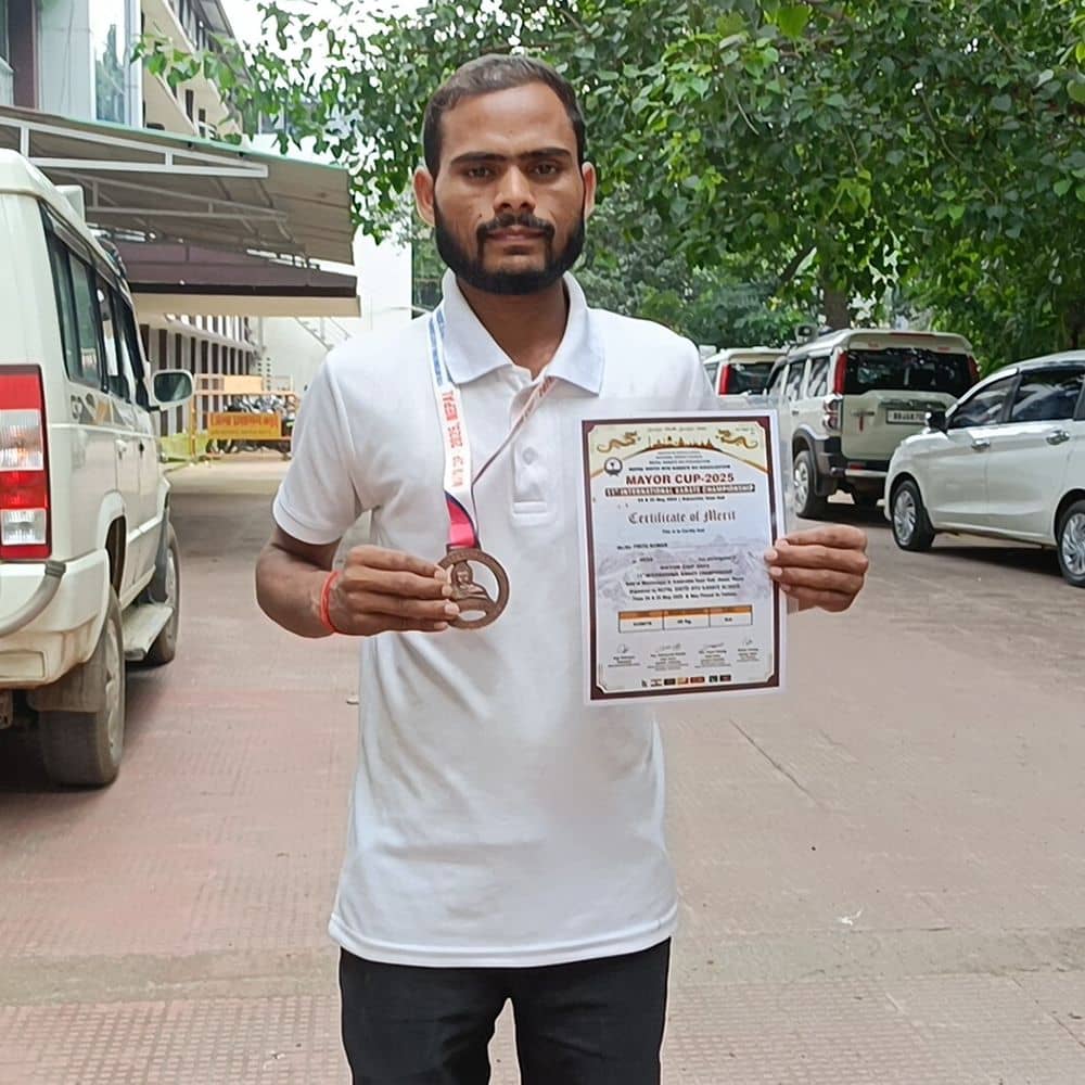 अंतरराष्ट्रीय कराटे टूर्नामेंट में जमुई के लड़के ने जीता मेडल:नेपाल में हो रहा था प्रोग्राम, घर लौटे मेडलिस्ट बोले-अगला लक्ष्य देश के लिए गोल्ड लाना अंतरराष्ट्रीय कराटे टूर्नामेंट में जमुई के लड़के ने जीता मेडल:नेपाल में हो रहा था प्रोग्राम, घर लौटे मेडलिस्ट बोले-अगला लक्ष्य देश के लिए गोल्ड लाना