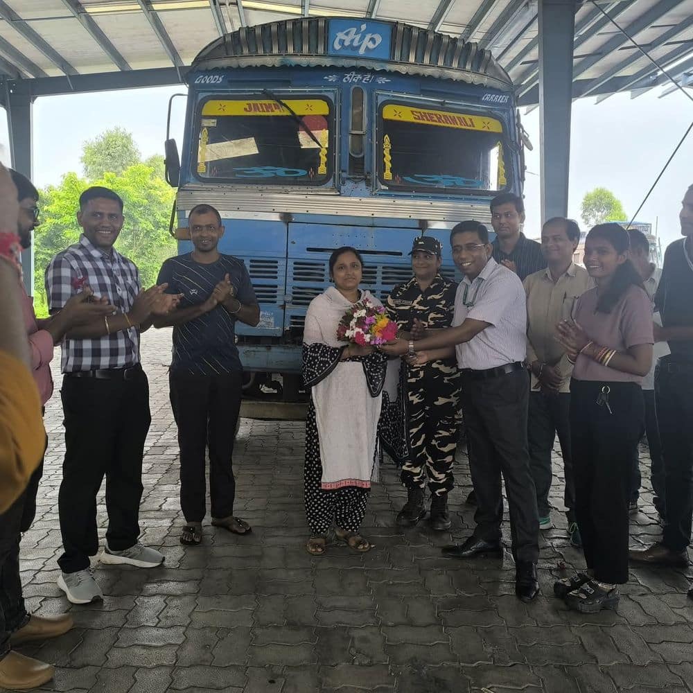 महिला ट्रक चालक को आईसीपी प्रबंधन ने सम्मानित किया:बोले- रुबिया बेगम महिला सशक्तिकरण की सशक्त उदाहरण