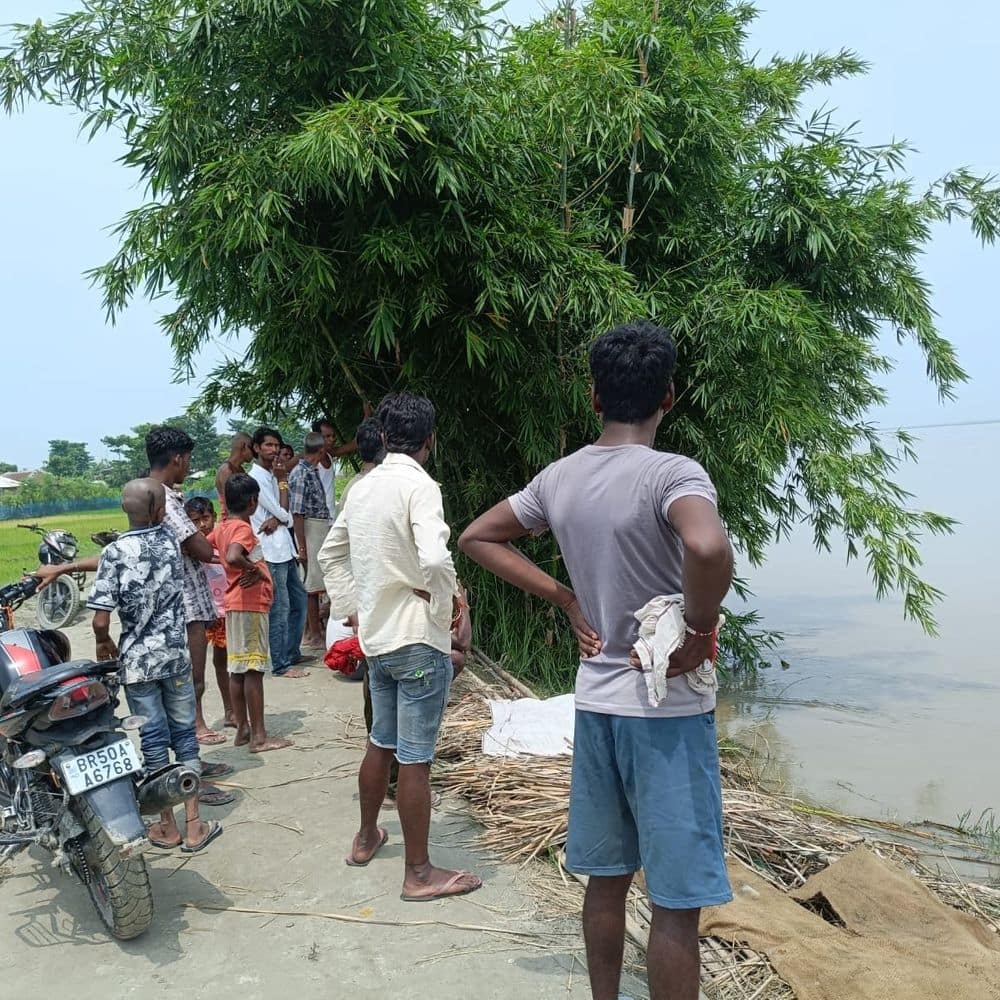 खेलने के दौरान कोसी नदी में गिरा मासूम:सुपौल में नानी के घर आया था, तलाश में जुटी NDRF की टीम
