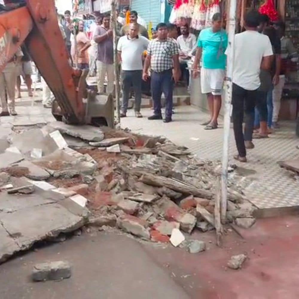 सरायढेला में अतिक्रमण पर कार्रवाई:धनबाद नगर निगम ने सड़क किनारे की दुकानों का अवैध निर्माण हटाया, लोगों को मिली राहत