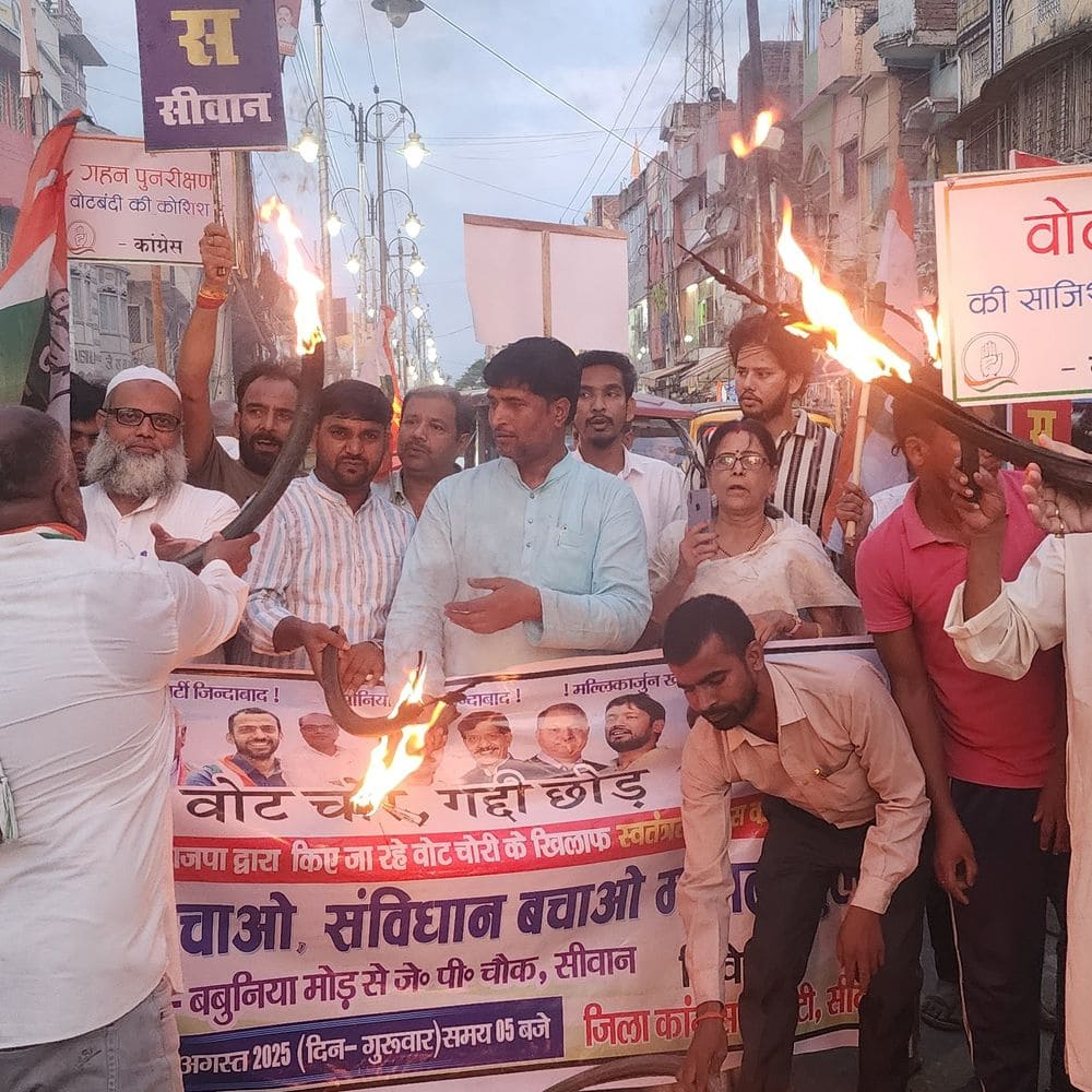 वोटर लिस्ट सेनाम काटने के विरोध में कांग्रेस:सीवान में मशाल जुलूस निकाला, भाजपा-चुनाव आयोग पर लगाए आरोप