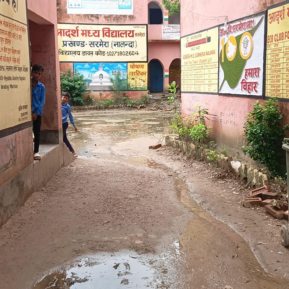 बारिश के बाद सरमेरा आदर्श मध्य विद्यालय में जलभराव:सैकड़ों विद्यार्थी और शिक्षक कीचड़ से गुजरने को मजबूर, 1932 से चली आ रही समस्या