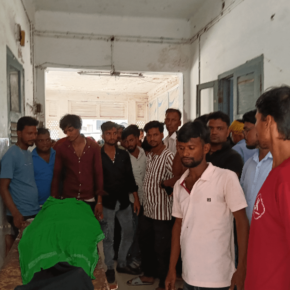 पूर्णिया में करंट लगने से मिस्त्री की मौत:पेड़ छंटाई के दौरान लगा झटका, आधे घंटे तक जमीन पर पड़ा रहा पूर्णिया में करंट लगने से मिस्त्री की मौत:पेड़ छंटाई के दौरान लगा झटका, आधे घंटे तक जमीन पर पड़ा रहा