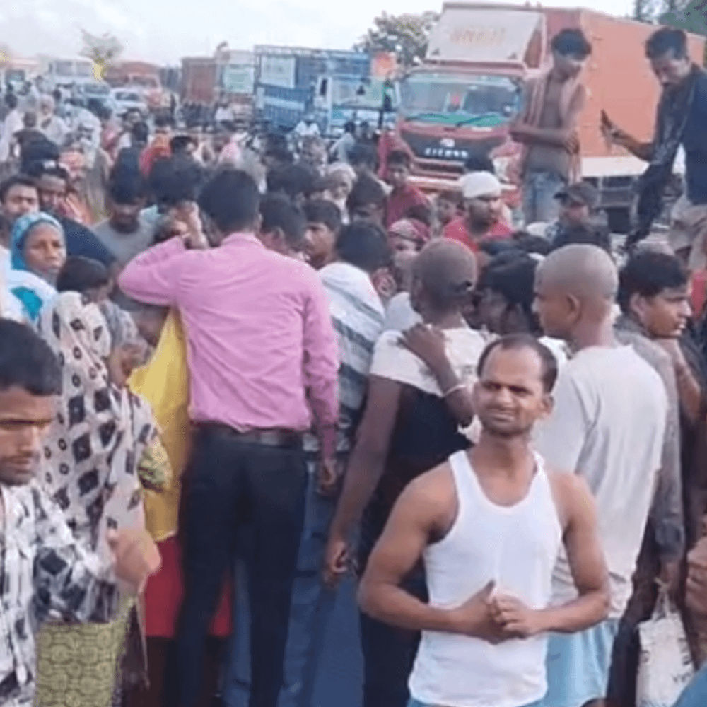 सेना की गाड़ी की टक्कर से फर्नीचर कारोबारी की मौत:बाइक सवार दो अन्य युवक घायल, घटना के विरोध में टायर फूंककर ढाई घंटे तक प्रदर्शन सेना की गाड़ी की टक्कर से फर्नीचर कारोबारी की मौत:बाइक सवार दो अन्य युवक घायल, घटना के विरोध में टायर फूंककर ढाई घंटे तक प्रदर्शन