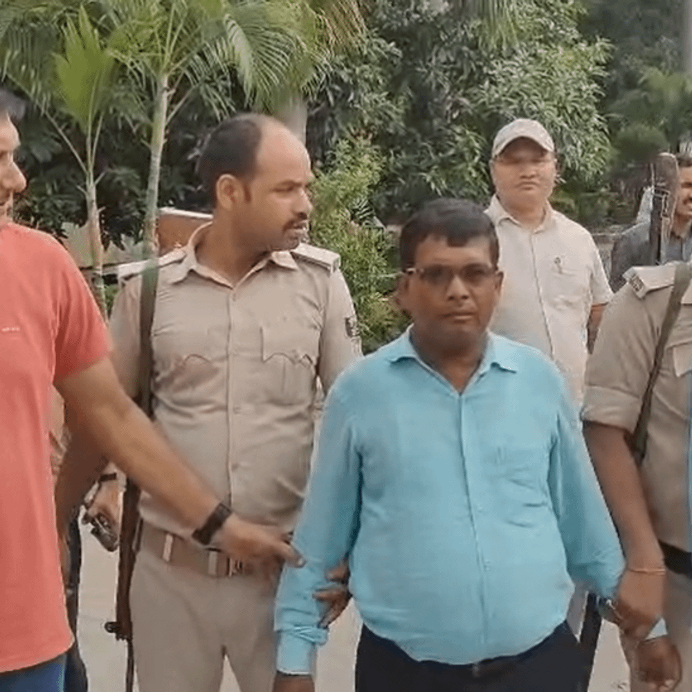 औरंगाबाद में राजस्व कर्मचारी घूस लेते अरेस्ट:कागजात अपडेट करने के लिए मांगे थे 1 लाख रुपए; टिफिन में पैसा डालने के लिए कहा औरंगाबाद में राजस्व कर्मचारी घूस लेते अरेस्ट:कागजात अपडेट करने के लिए मांगे थे 1 लाख रुपए; टिफिन में पैसा डालने के लिए कहा