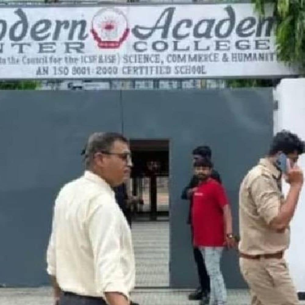 लखनऊ में स्कूल की तीसरी मंजिल से गिरी छात्रा:क्लास छोड़कर अचानक बाहर आई थी, निजी अस्पताल में गंभीर हालत में भर्ती