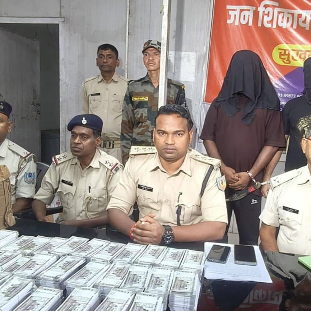रांची में जब्त की गई 650 पीस जाली नोट:बिहार से आई बस में रखी गई थी जाली नोट की खेप, कार में लोड करते वक्त पकड़ा रांची में जब्त की गई 650 पीस जाली नोट:बिहार से आई बस में रखी गई थी जाली नोट की खेप, कार में लोड करते वक्त पकड़ा