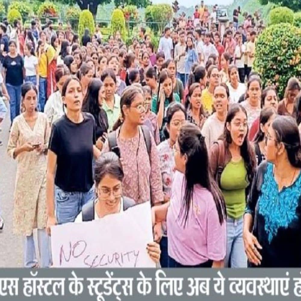 हॉस्टल के बाहर स्टूडेंट्स ने किया प्रदर्शन:बीआईटी मेसरा में छात्रा से छेड़छाड़ के खिलाफ प्रदर्शन, कक्षा का बहिष्कार हॉस्टल के बाहर स्टूडेंट्स ने किया प्रदर्शन:बीआईटी मेसरा में छात्रा से छेड़छाड़ के खिलाफ प्रदर्शन, कक्षा का बहिष्कार