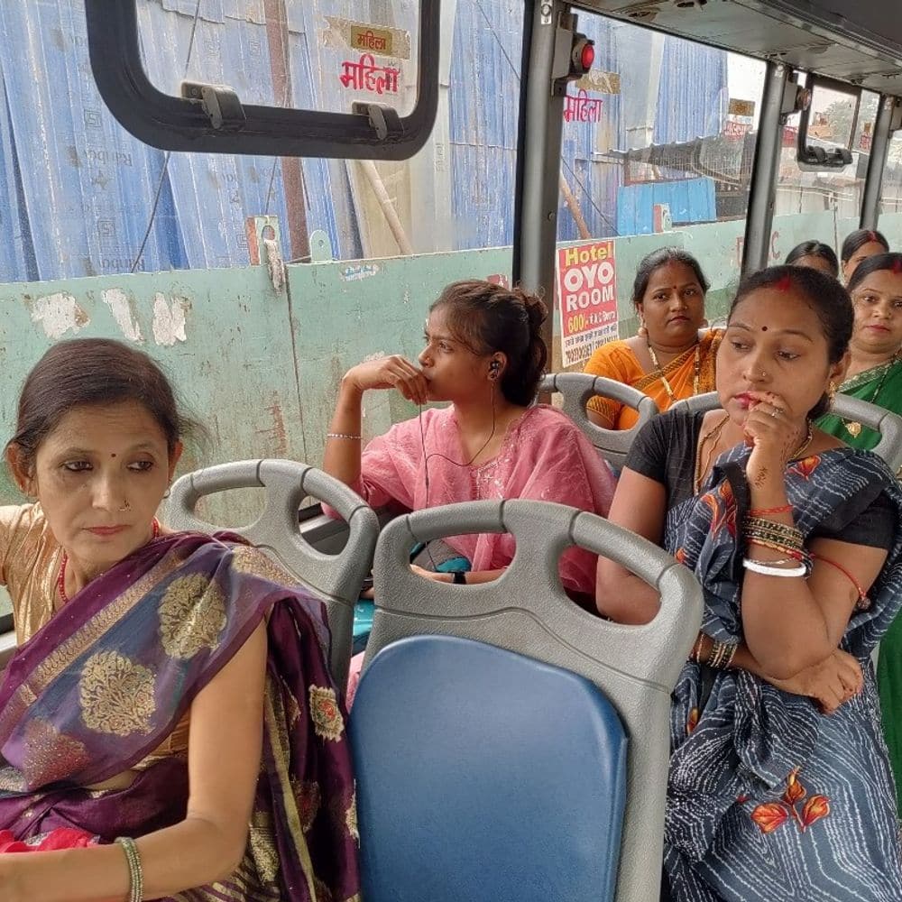 महिलाओं ने सीएम को किया थैक्स:पटना में फ्री बस सेवा से खुश हैं, कहा- इस साल फिर से मुख्यमंत्री बनेंगे नीतीश कुमार महिलाओं ने सीएम को किया थैक्स:पटना में फ्री बस सेवा से खुश हैं, कहा- इस साल फिर से मुख्यमंत्री बनेंगे नीतीश कुमार