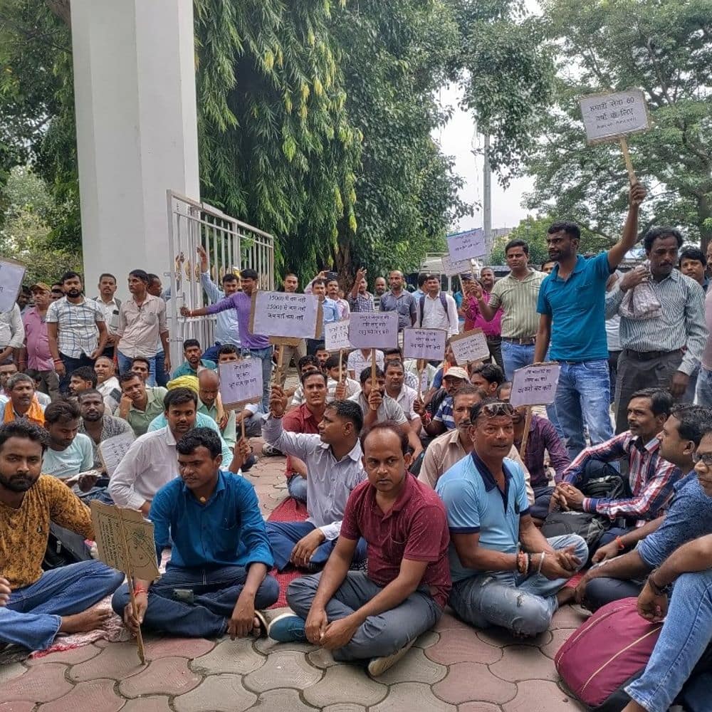 5 सूत्री मांगों को लेकर पर्यटन निगम का घेराव:चालकों ने कहा- ये ट्रेलर है, पिक्चर अभी बाकी है, आगे सीएम हाउस का करेंगे घेराव 5 सूत्री मांगों को लेकर पर्यटन निगम का घेराव:चालकों ने कहा- ये ट्रेलर है, पिक्चर अभी बाकी है, आगे सीएम हाउस का करेंगे घेराव