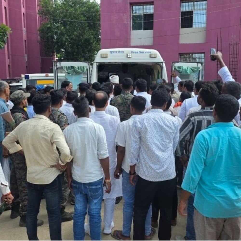 राजद नेता का भतीजा 11000 वोल्ट के तार से झुलसा:वोटर अधिकार यात्रा का पोस्टर लगा रहा था, बैठकर छोड़कर अस्पताल पहुंचे सांसद राजद नेता का भतीजा 11000 वोल्ट के तार से झुलसा:वोटर अधिकार यात्रा का पोस्टर लगा रहा था, बैठकर छोड़कर अस्पताल पहुंचे सांसद