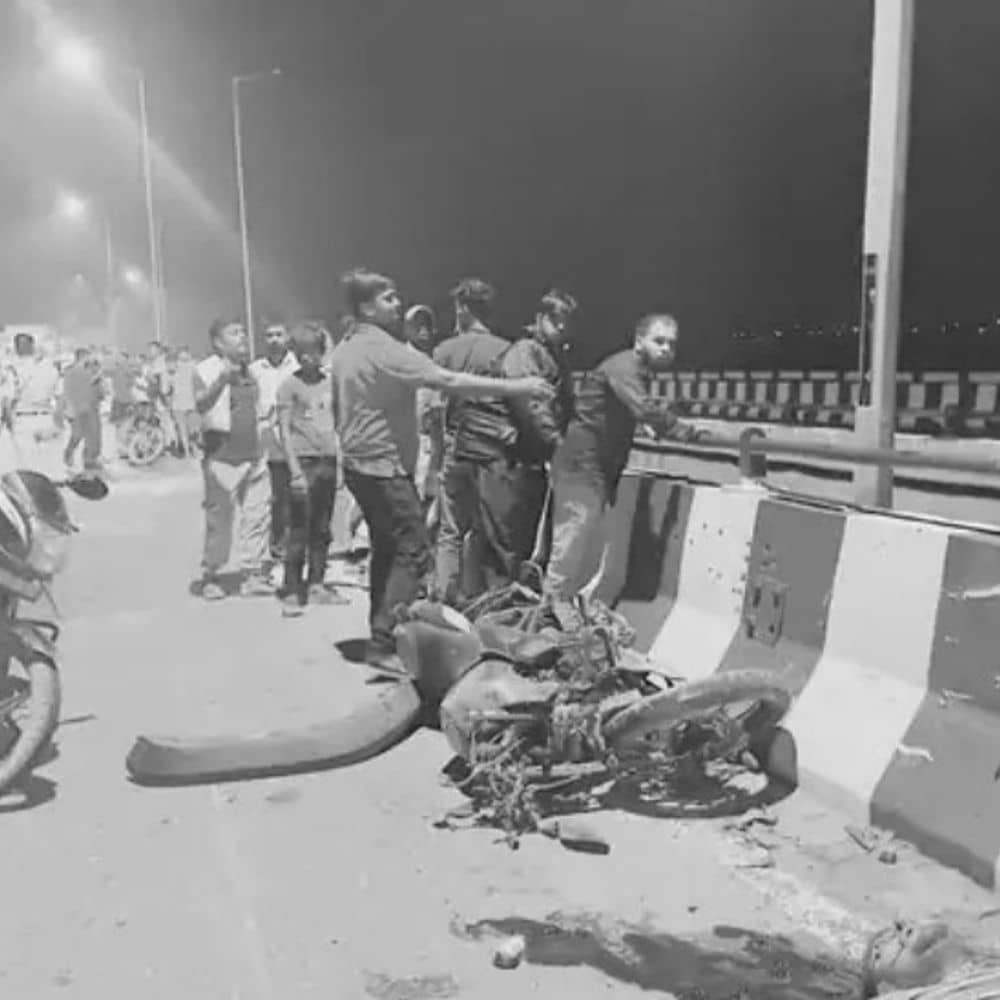थार ने बाइक में मारी टक्कर, 2 युवकों की मौत:पटना में बख्तियारपुर पुल से एक युवक 30 फीट नीचे गिरा, मंत्री हरी सहनी ने भेजा अस्पताल