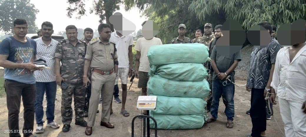 लातेहार : दो कार से डेढ़ क्विंटल गांजा बरामद, पांच गिरफ्तार लातेहार : दो कार से डेढ़ क्विंटल गांजा बरामद, पांच गिरफ्तार